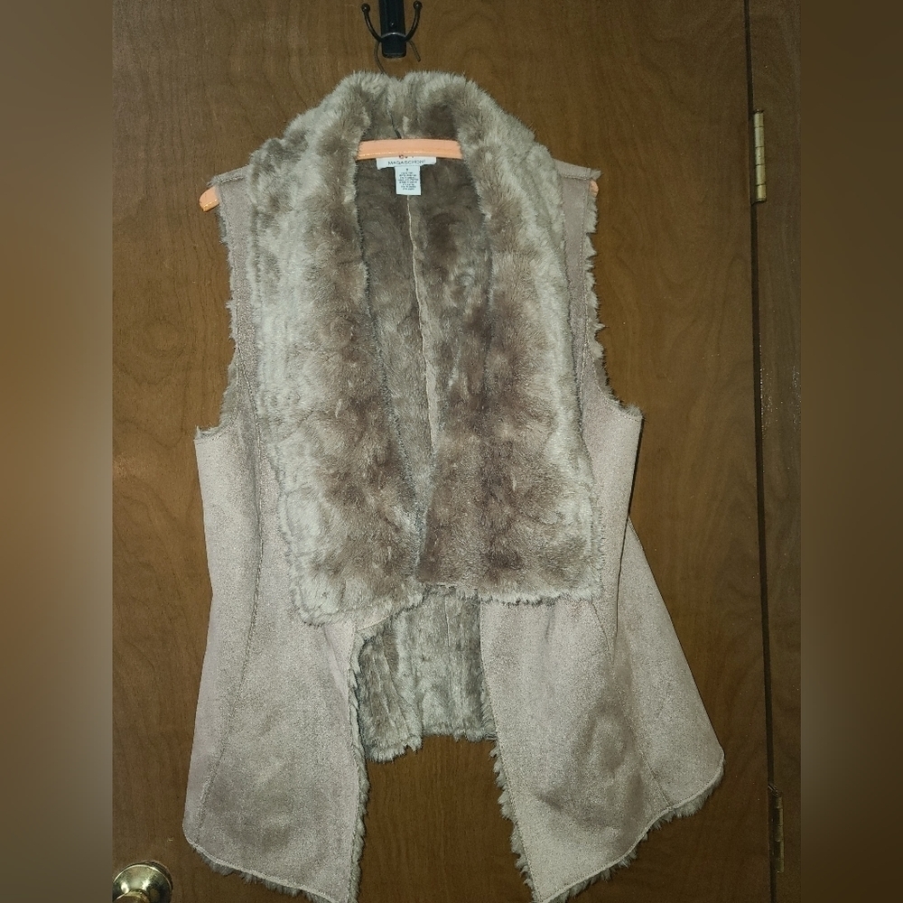 Magaschoni tan faux fur lined vest sz med